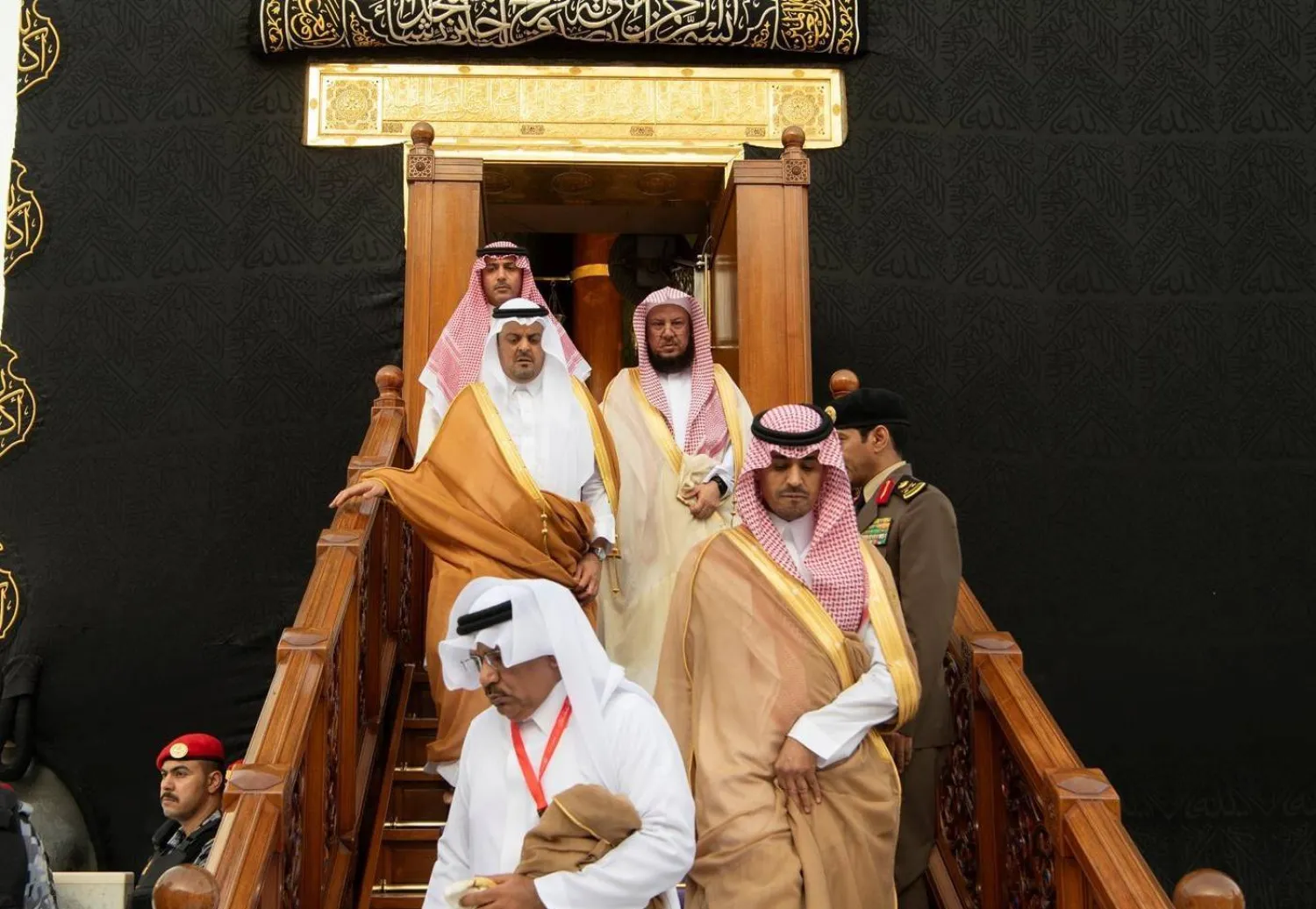 نائب أمير مكة المكرمة عقب تشرُّفه بغسل الكعبة المشرفة (واس)