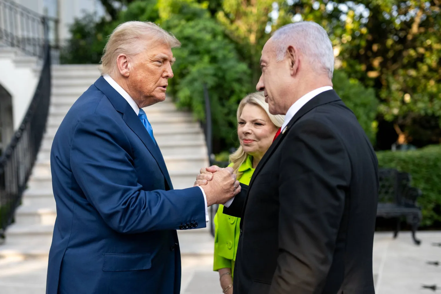 الرئيس الأميركي دونالد ترمب يستقبل رئيس الوزراء الإسرائيلي بنيامين نتنياهو وزوجته سارة في البيت الأبيض (د.ب.أ)