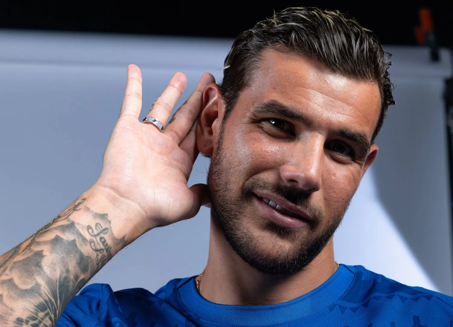 ثيو هيرنانديز وقع مع الهلال حتى العام 2028 (نادي الهلال) 