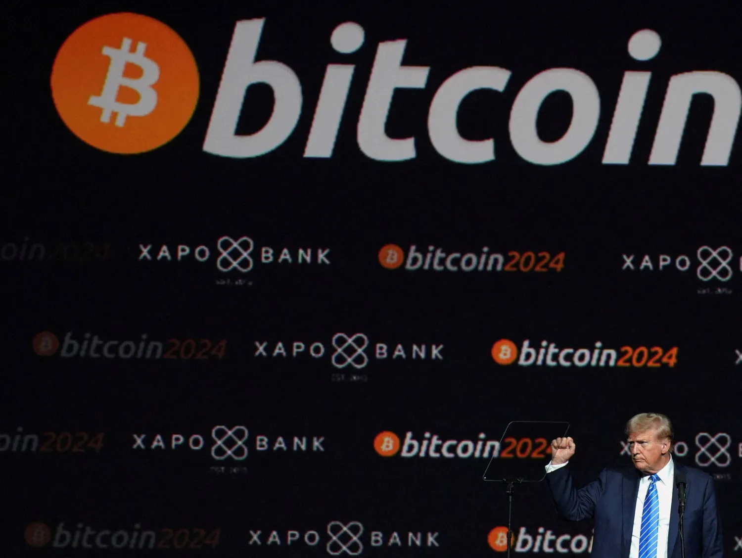 الرئيس الأميركي دونالد ترمب يشارك في حدث يرتبط بعملة «بتكوين» في ناشفيل بالولايات المتحدة العام الماضي (رويترز)