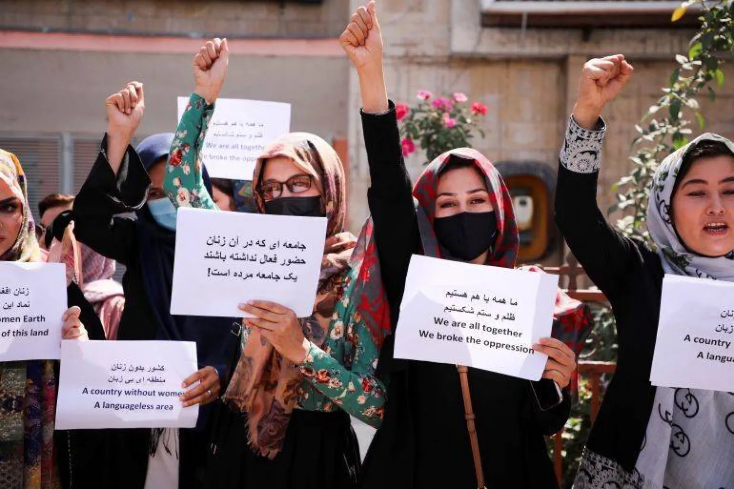 تشكل الأفغانيات 35 % من العاملات في المؤسسات المحلية والأجنبية و45 % من طلبة الجامعات (رويترز)
