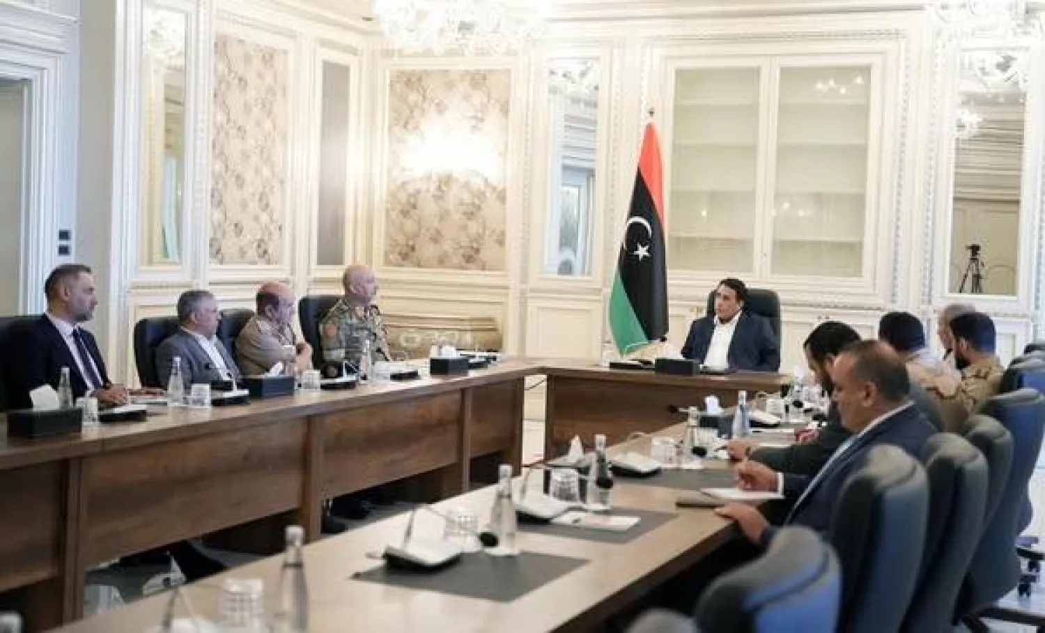 المنفي مجتمعا مع لجنتي «الهدنة» و«الترتيبات الأمنية والعسكرية» في طرابلس (المجلس الرئاسي الليبي)
