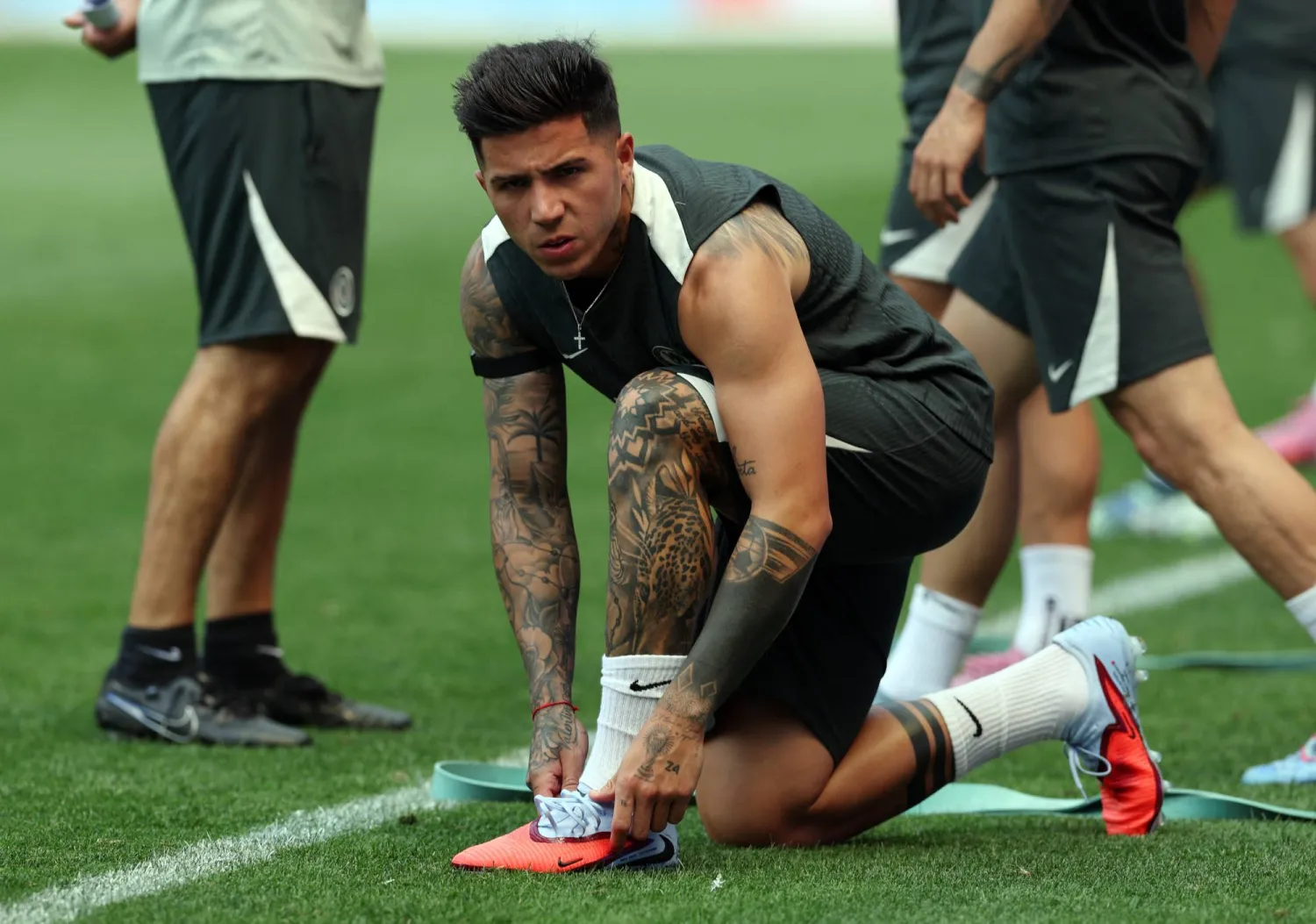  إنزو فرنانديز خلال تدريبات تشيلسي (رويترز)