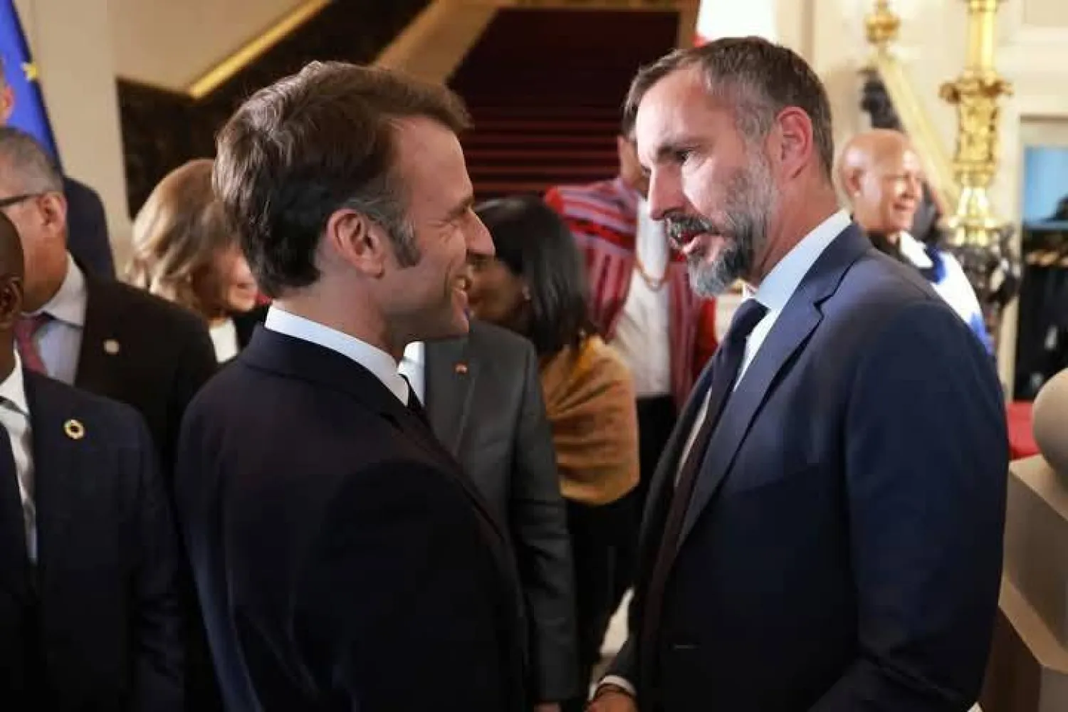 الرئيس الفرنسي إيمانويل ماكرون وآغا خان الخامس في لقاء سابق (أرشيفية)