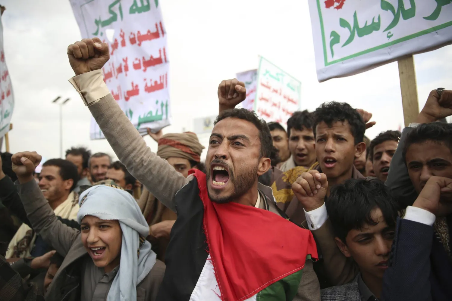 الحوثيون يشنون هجماتهم تحت لافتة منع الملاحة المرتبطة بإسرائيل ومناصرة الفلسطينيين في غزة (أ.ب)