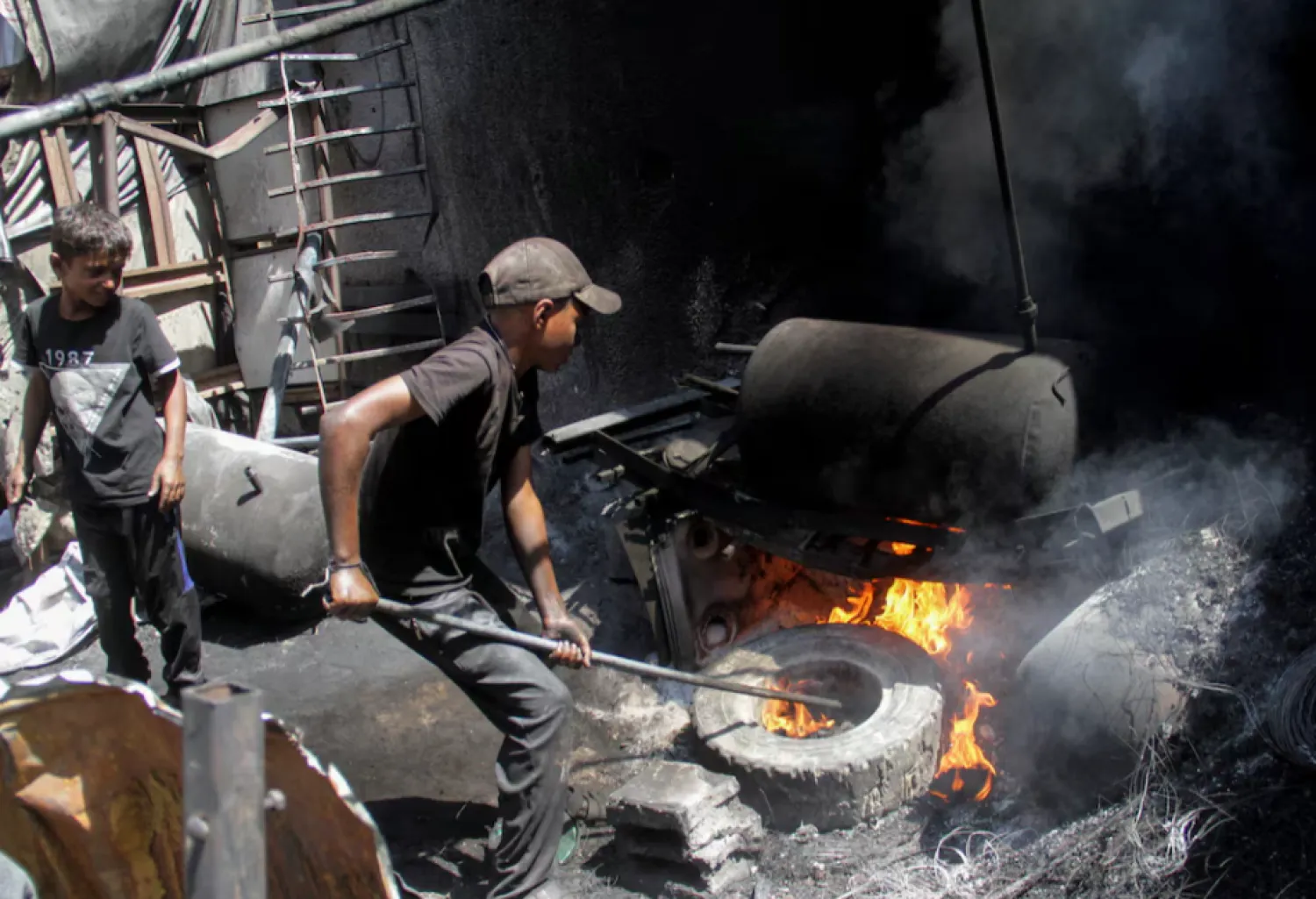  A Palestinian burns plastic waste to produce alternative fuel amid scarcity as the Israel-Hamas conflict continues, in northern Gaza Strip, September 5, 2024. REUTERS/Mahmoud Issa 