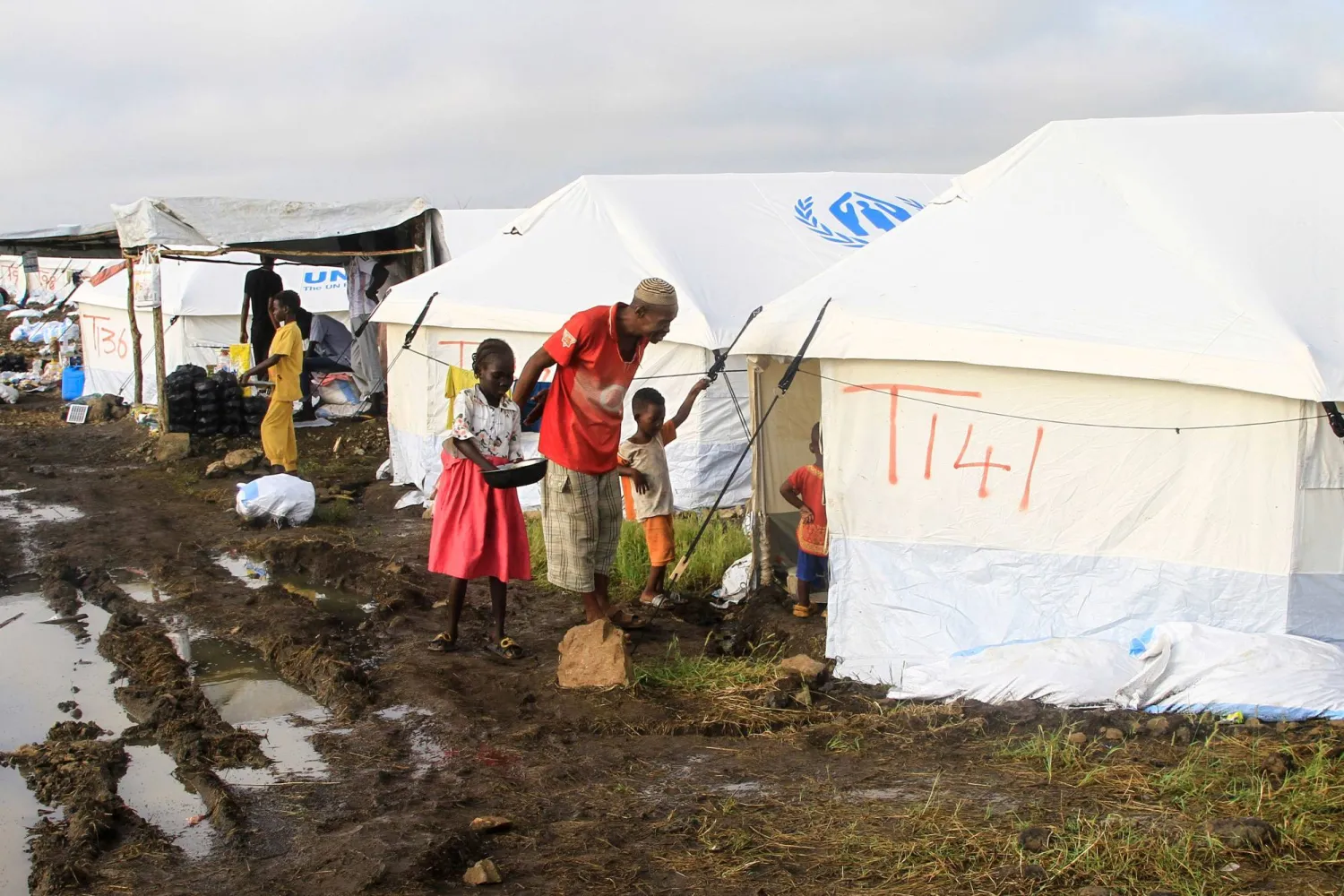 نازحون سودانيون في مخيم تديره «مفوضية الأمم المتحدة لشؤون اللاجئين» خلال نوفمبر 2024 (أ.ف.ب)