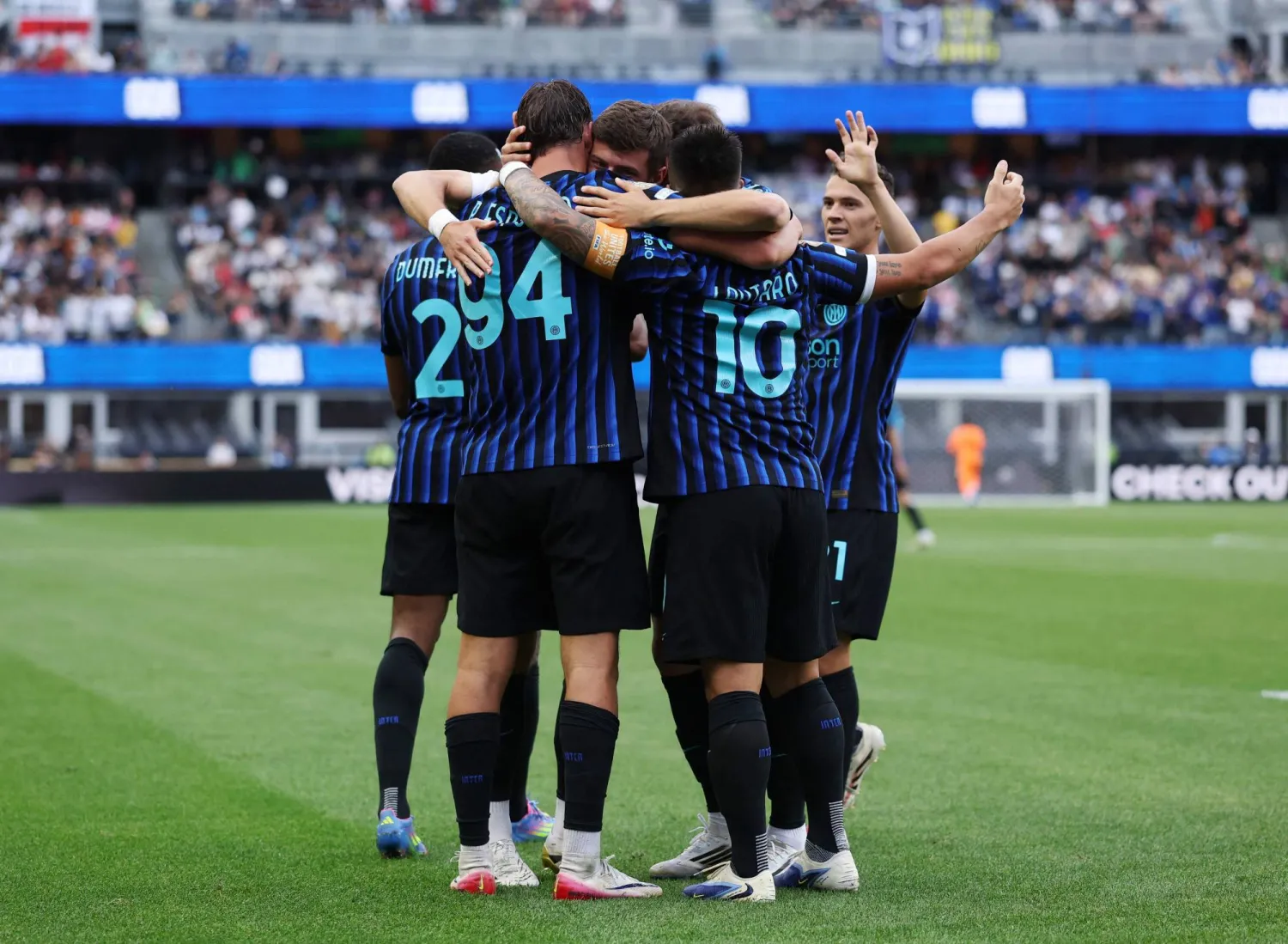 إنتر ميلان وإيه سي ميلان يقيدان الحضور الجماهيري بالموسم الجديد (أ.ف.ب)