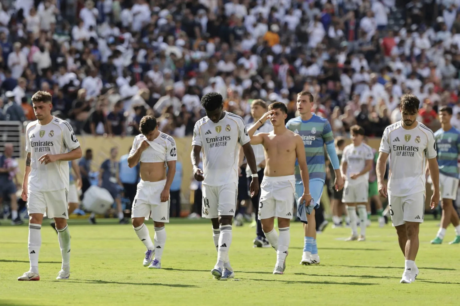لاعبو ريال مدريد ومشاعر الإحباط بعد الهزيمة المذلة أمام سان جيرمان (أ.ب)