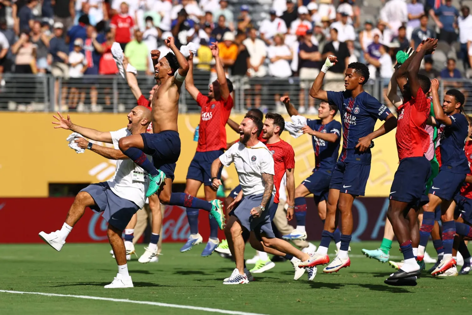 سان جيرمان بعد اكتساح ريال مدريد والتأهل لنهائي مونديال الأندية (رويترز)