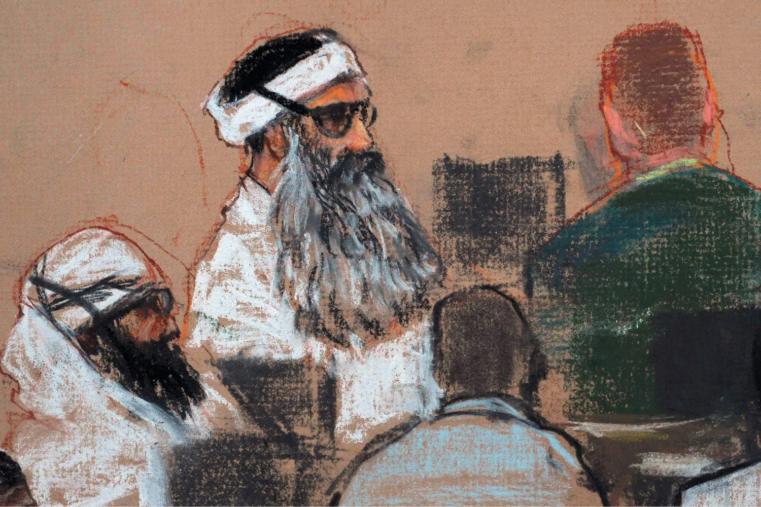 صورة رسمتها الفنانة جانيت هاملين واطلع عليها الجيش الأميركي لقاعة المحكمة تُظهر خالد شيخ محمد (وسط الصورة) والمتهم المشارك وليد بن عطاش (يسار) وهما يحضران جلسة ما قبل المحاكمة بقاعدة خليج غوانتانامو البحرية في كوبا (أ.ب)