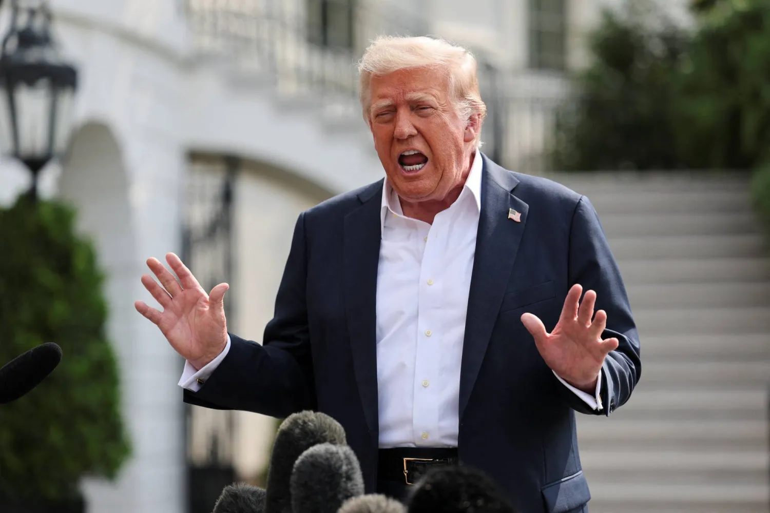 ترمب يتحدث للصحافيين في حديقة البيت الأبيض أول من أمس (رويترز)