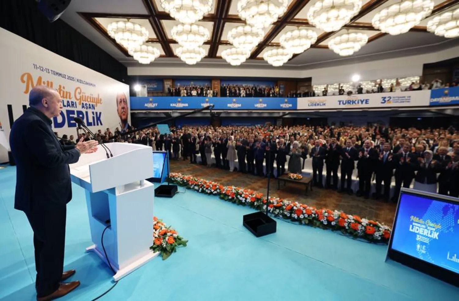 إردوغان يُحيِّي قيادات وأعضاء حزب «العدالة والتنمية» في مستهلّ اجتماع استشاري بأنقرة (الرئاسة التركية)