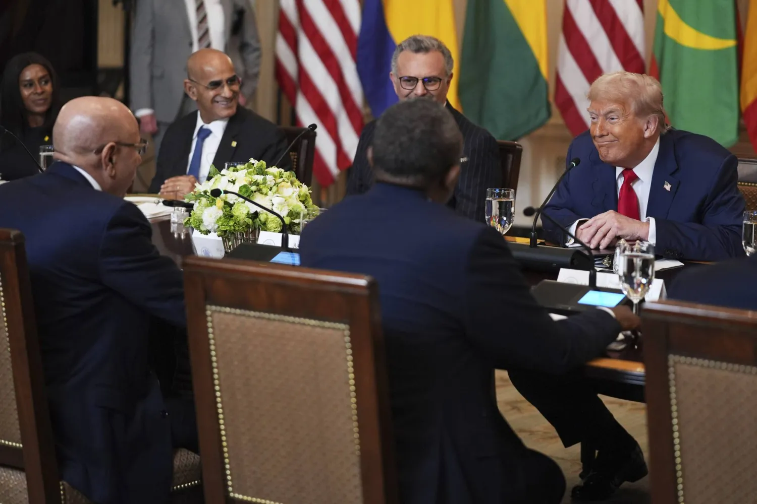 الرئيس الأميركي دونالد ترمب في لقاء رئيس ليبيريا جوزيف بواكاي في البيت الأبيض (أ.ب)