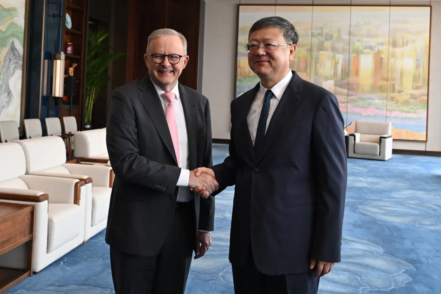 رئيس الوزراء الأسترالي أنتوني ألبانيزي يلتقي رئيس حزب شنغهاي تشن جينينغ في شنغهاي (د.ب.أ)