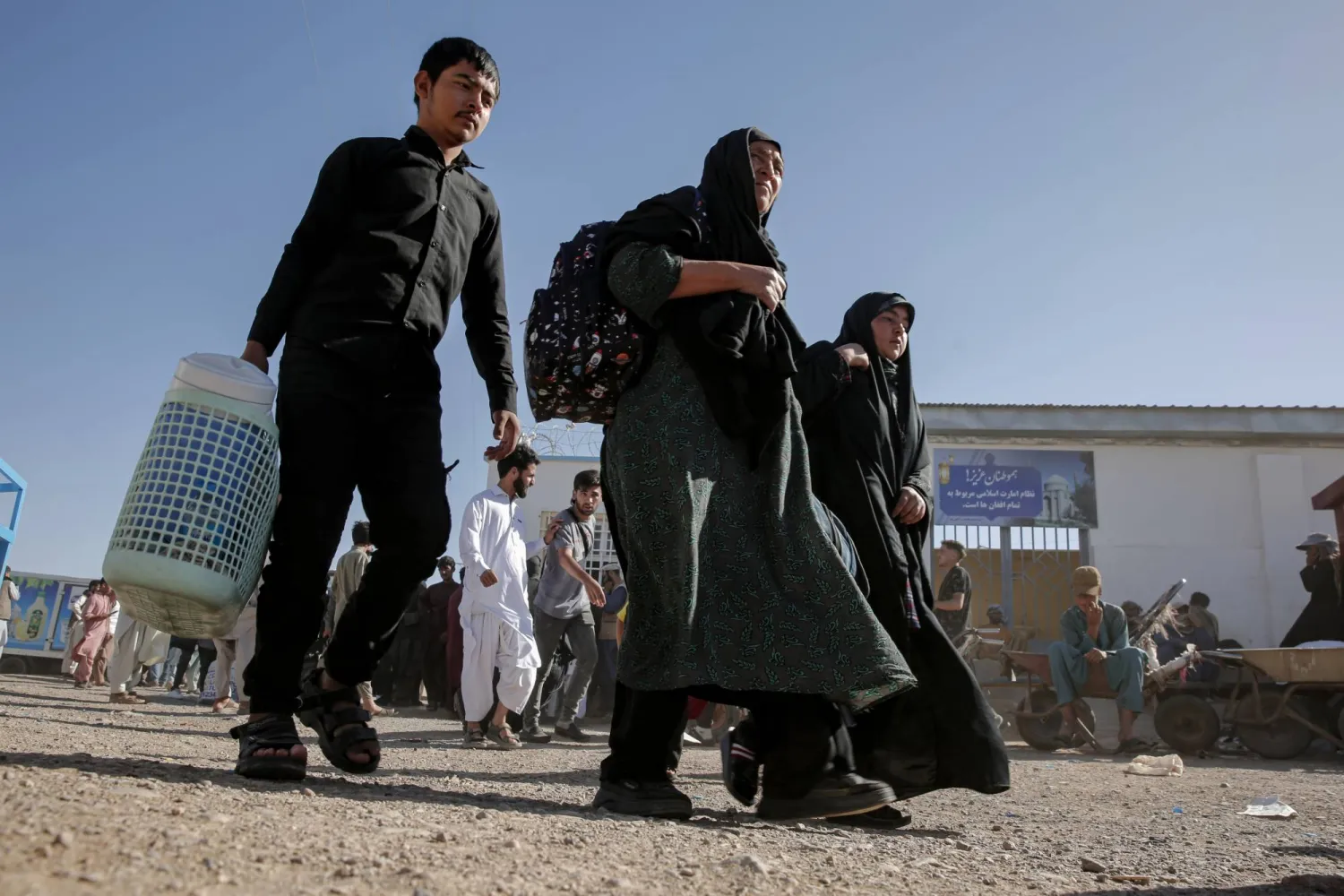 لاجئون أفغان عائدون من إيران المجاورة يتجمّعون في مخيم مؤقت على حدود إسلام قلعة بولاية هرات الأفغانية... 11 يوليو 2025 (إ.ب.أ)