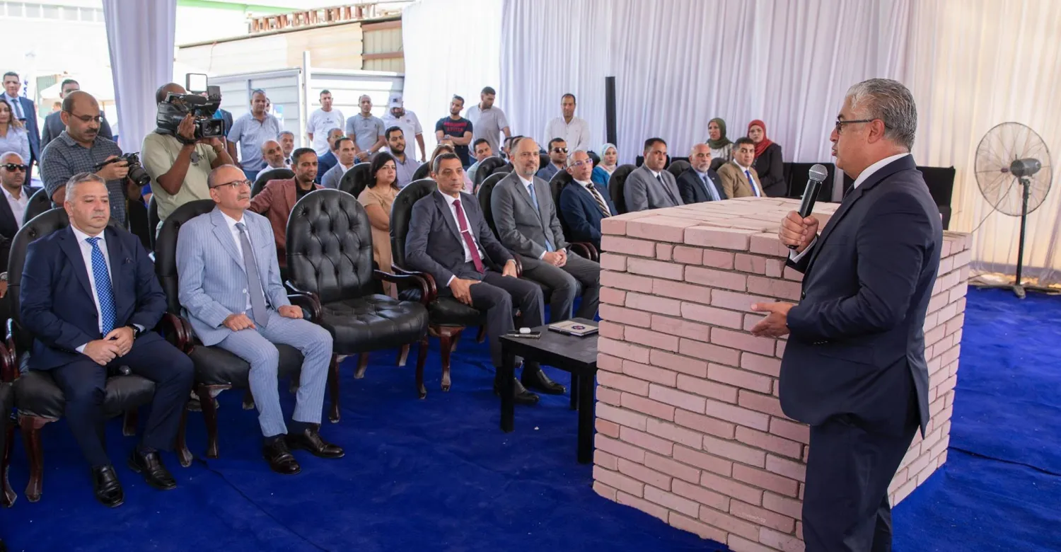 رئيس المنطقة الاقتصادية لقناة السويس يتحدث لمستثمرين أتراك بعد وضع حجر أساس مصنع «حياة إيجيبت» (رئاسة مجلس الوزراء المصري)