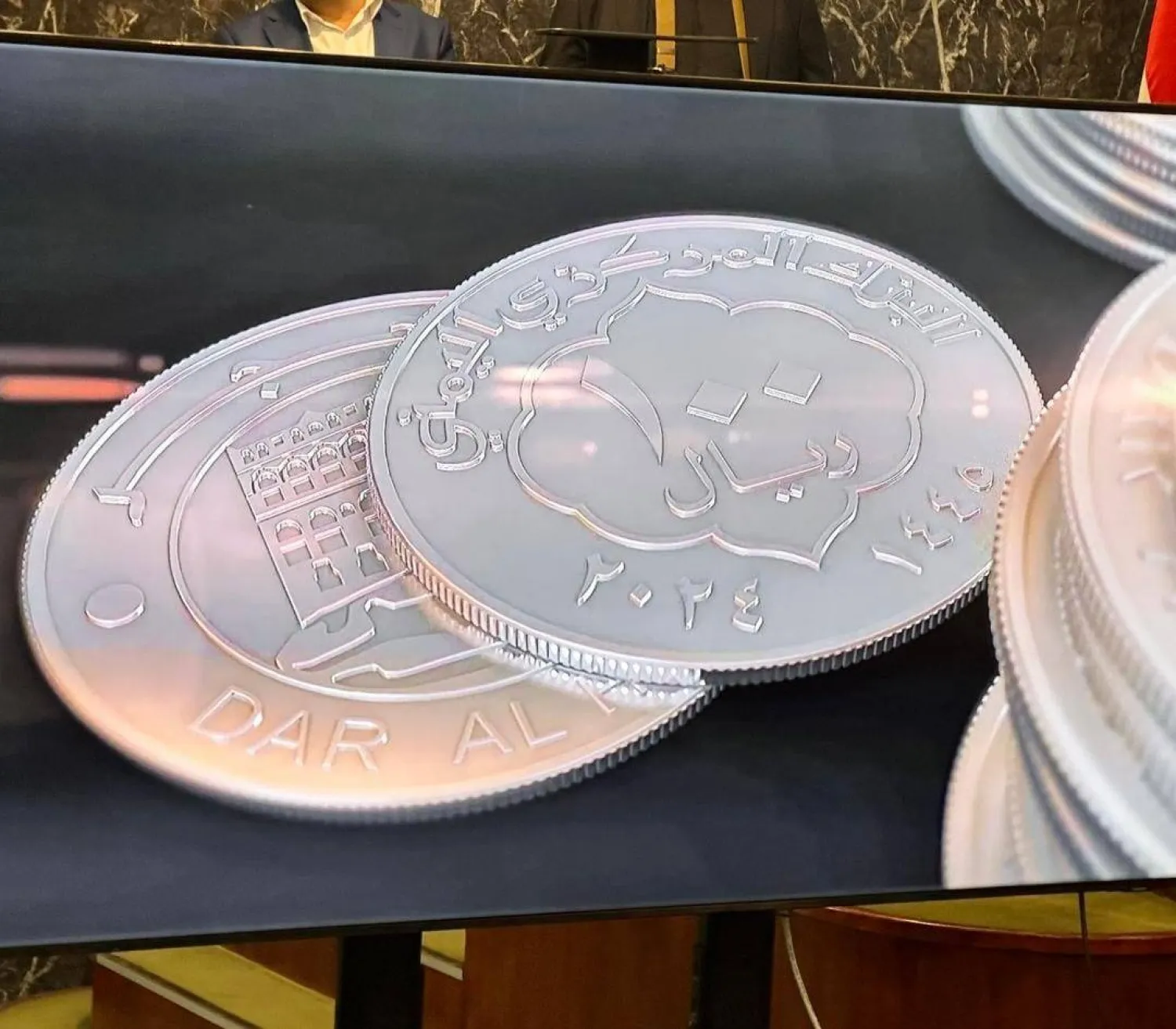 الجماعة الحوثية سكت عملة معدنية من فئة 100 ريال يمني وصفتها الحكومة بأنها غير شرعية (إكس)