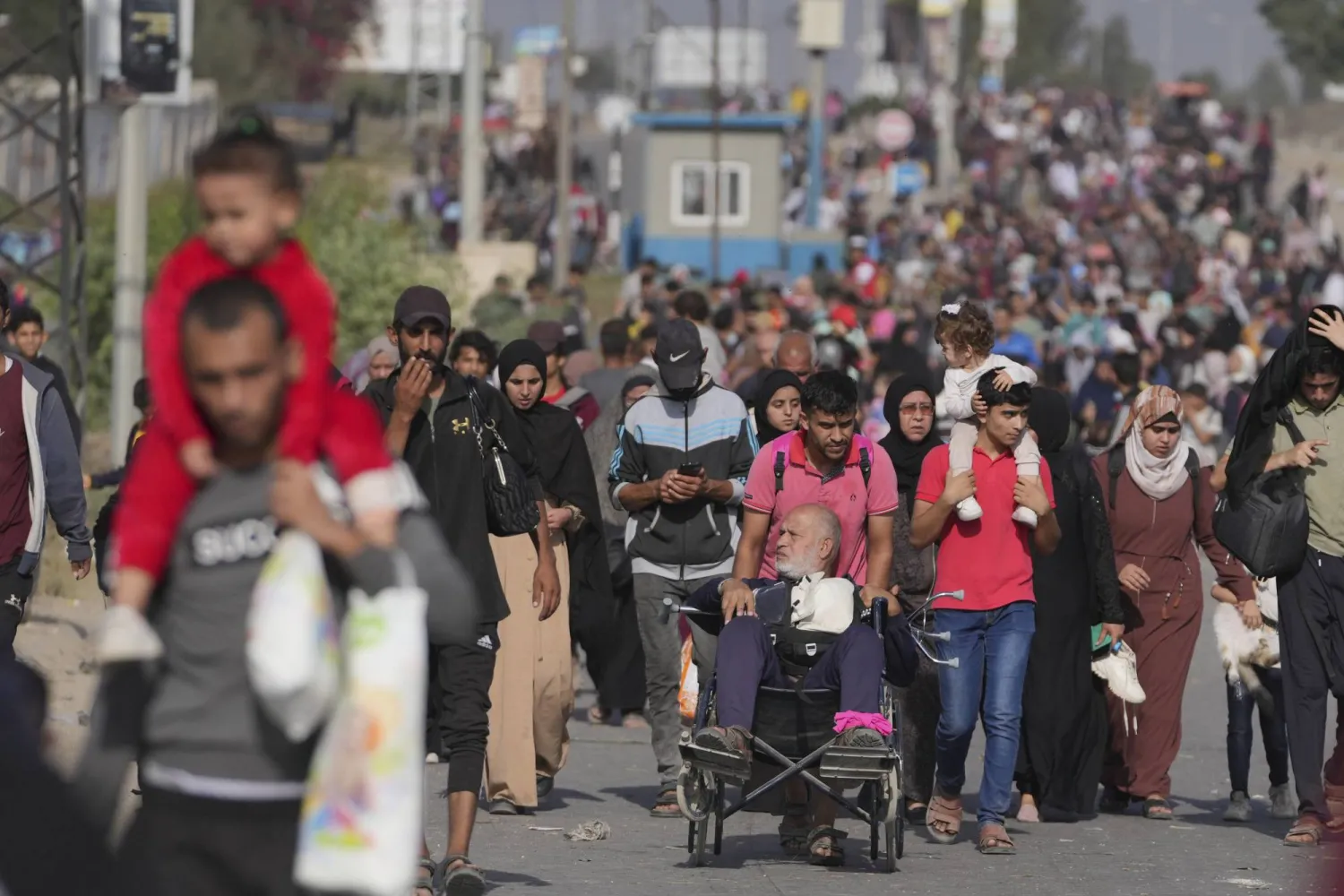 حركة نزوح كثيفة من شمال قطاع غزة في نوفمبر 2023 (أ.ب)