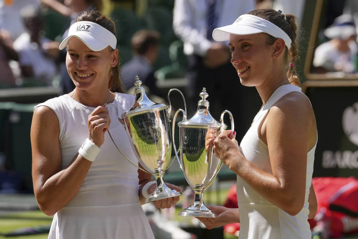 الثنائي فيرونيكا كوديرميتوفا وإليسه ميرتنز بطلتا «زوجي السيدات في ويمبلدون» (أ.ب)