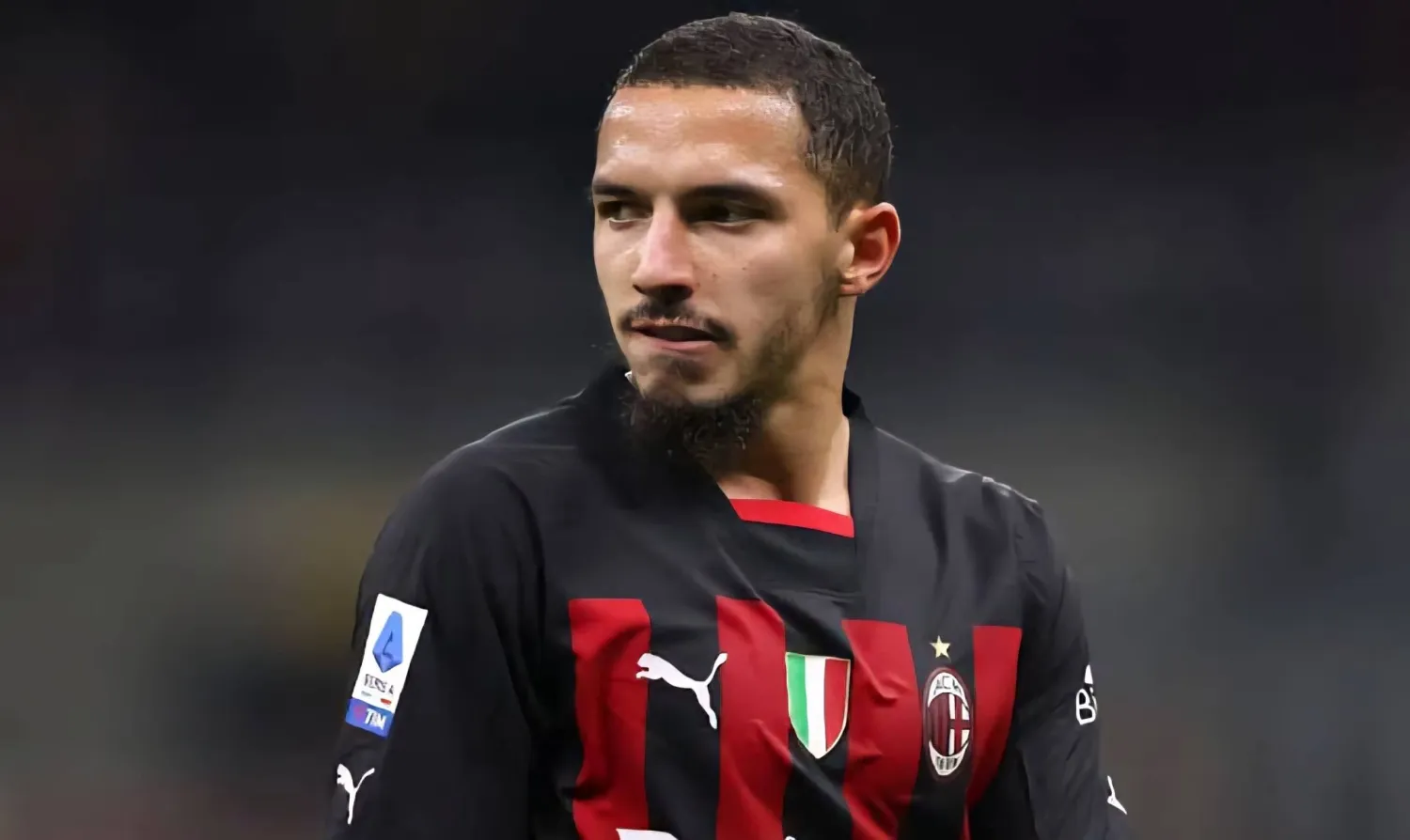 لاعب الوسط الجزائري إسماعيل بن ناصر (نادي ميلان)