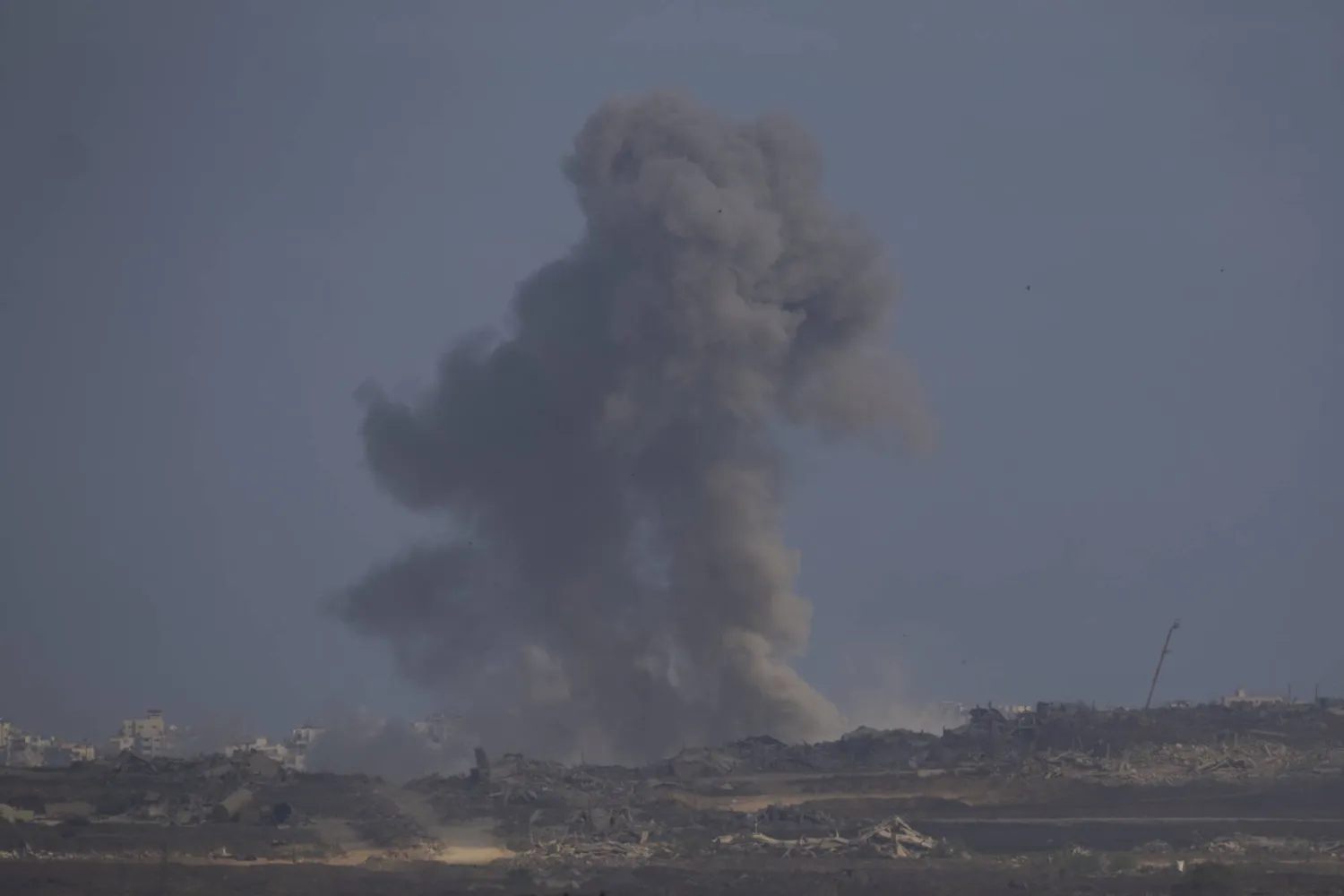 تصاعد الدخان جراء الغارات الإسرائيلية على قطاع غزة اليوم (أ.ب)
