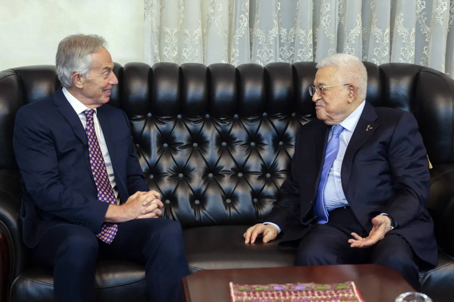 الرئيس الفلسطيني محمود عباس (يمين) ورئيس الوزراء البريطاني السابق توني بلير (أ.ف.ب) 