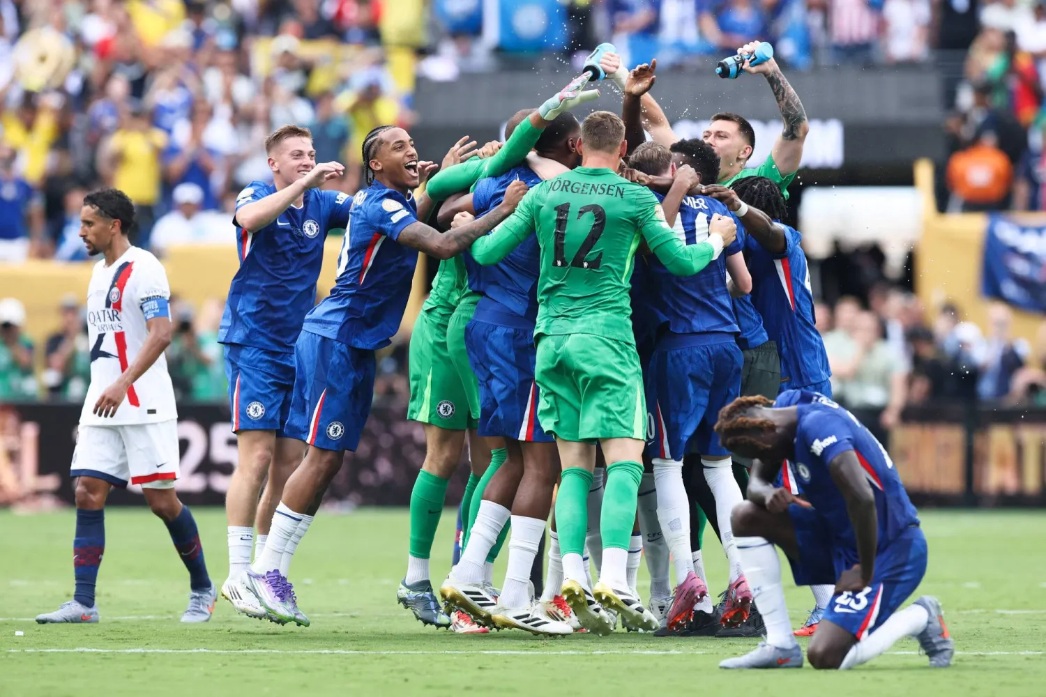 فرحة لاعبي تشيلسي بالفوز بلقب مونديال الأندية (أ.ف.ب)