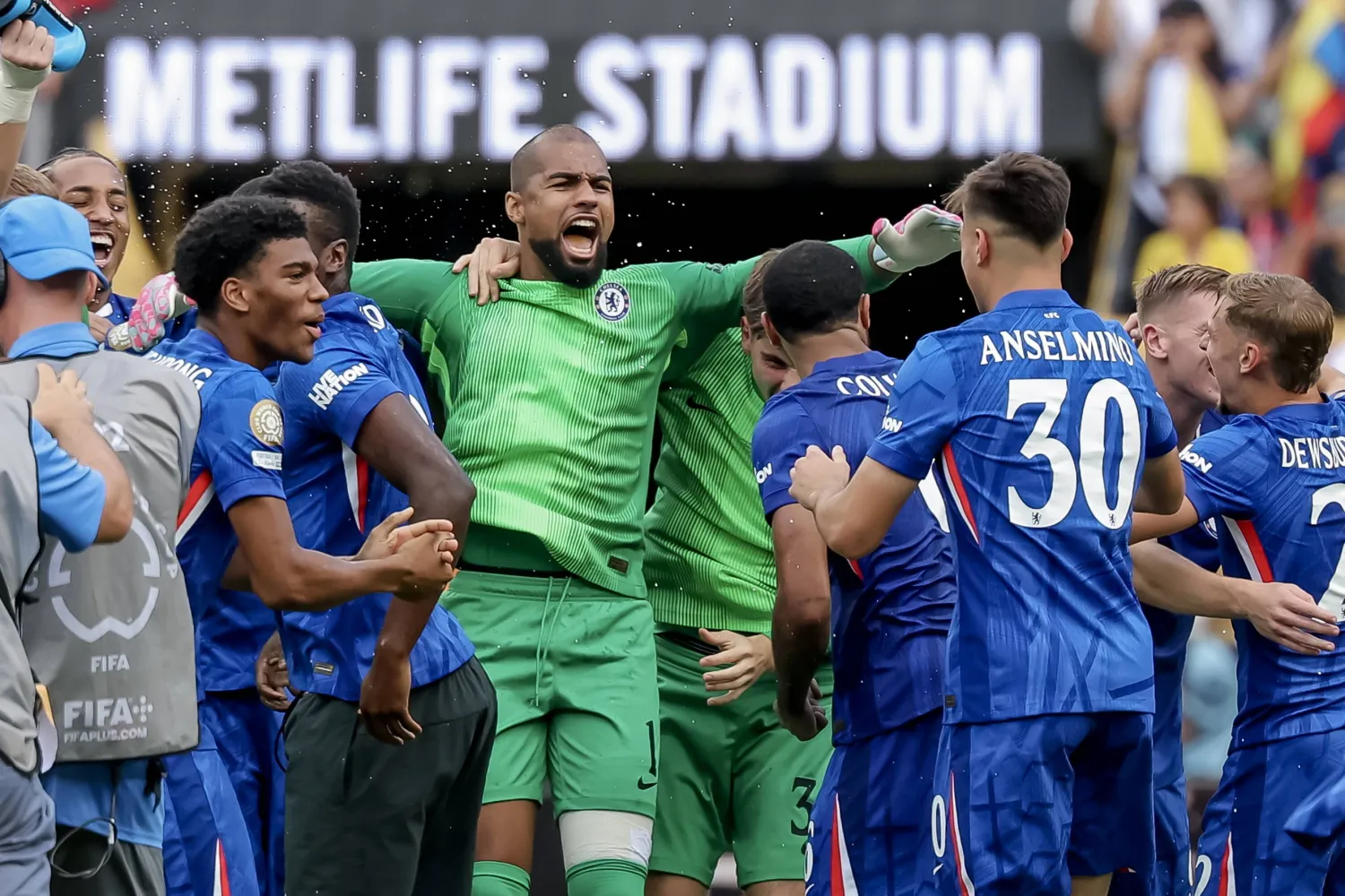 فرحة لاعبي تشيلسي بالفوز الساحق على باريس والفوز بلقب مونديال الأندية (إ.ب.أ)