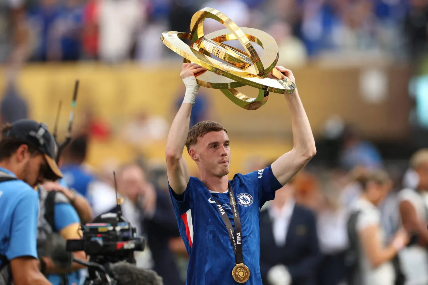 بالمر حاملا كأس البطولة (أ.ف.ب)