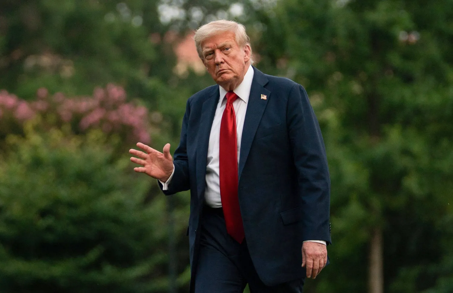 الرئيس الأميركي دونالد ترمب متحدثا للصحفيين خلال توقفه في قاعدة أندروز المشتركة بولاية ماريلاند (أ.ف.ب)