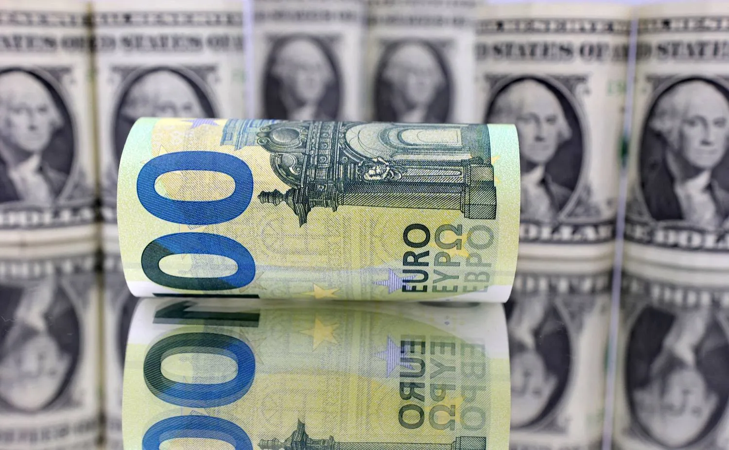 أوراق نقدية من الدولار الأميركي واليورو (رويترز)