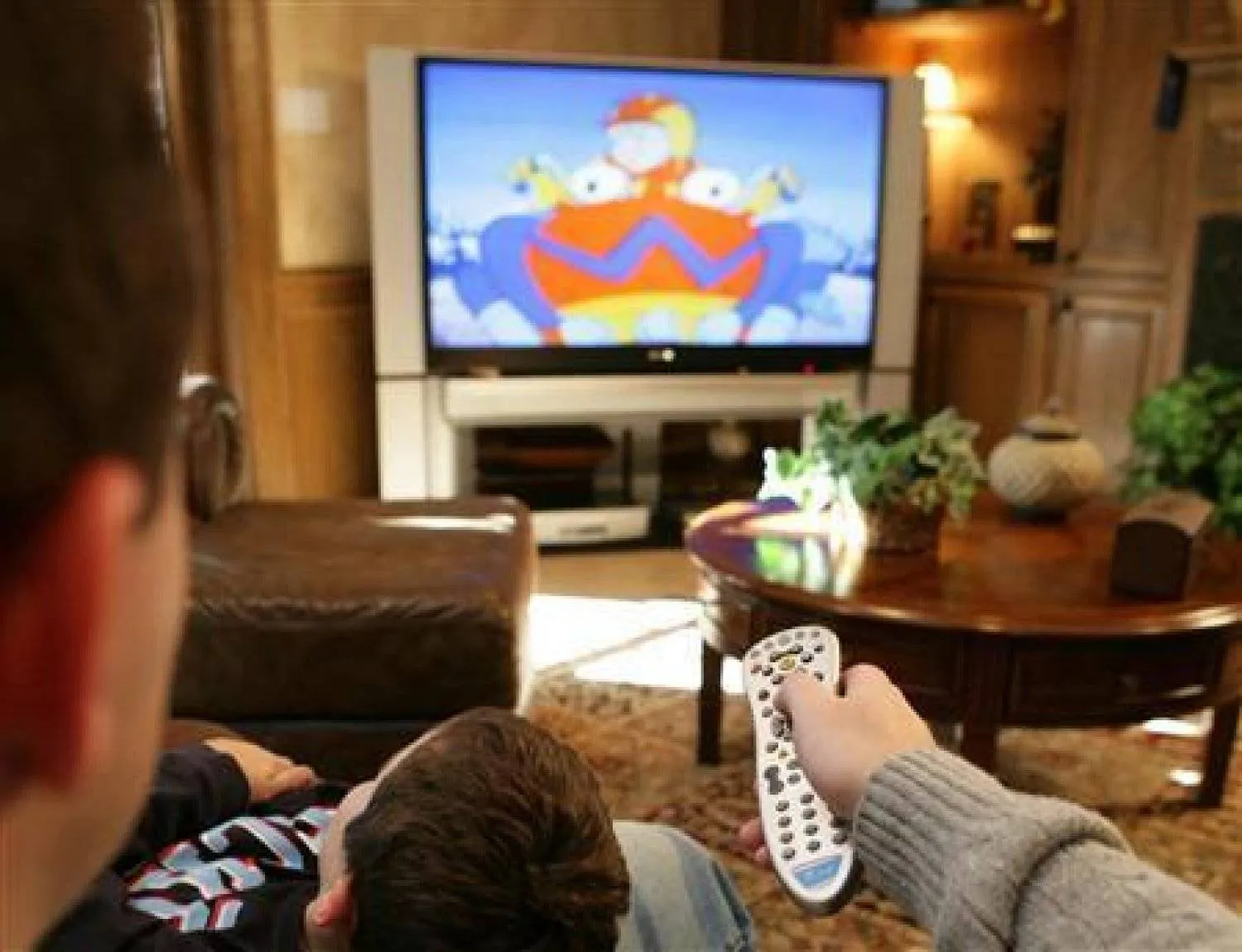 مشاهدة التلفزيون في وقت متأخر من الليل قد تضر صحة دماغك (رويترز)