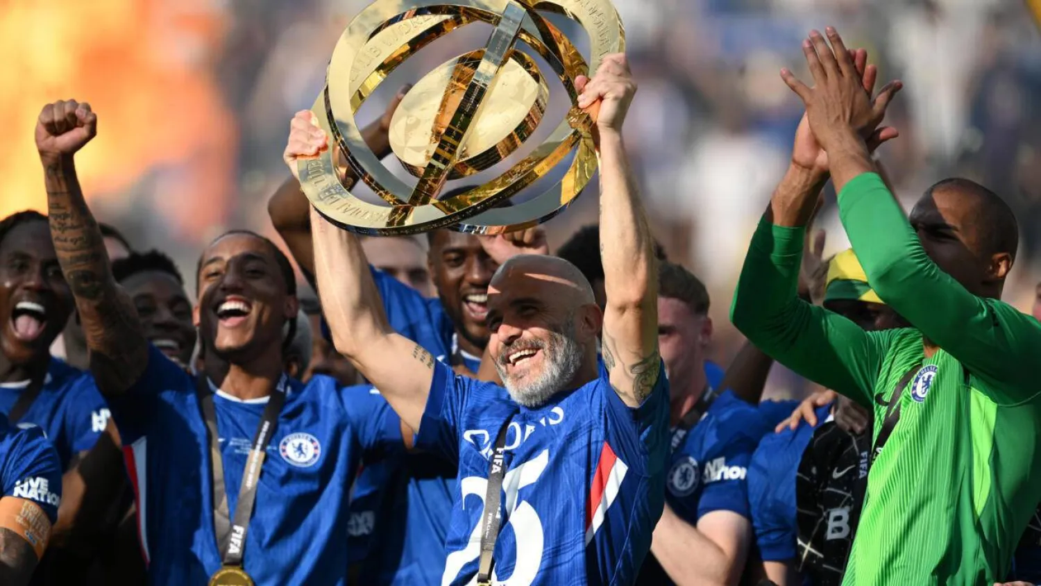Chelsea coach Enzo Maresca lifts the trophy after his team beat Paris Saint-Germain in Sunday's Club World Cup final. ANGELA WEISS / AFP
