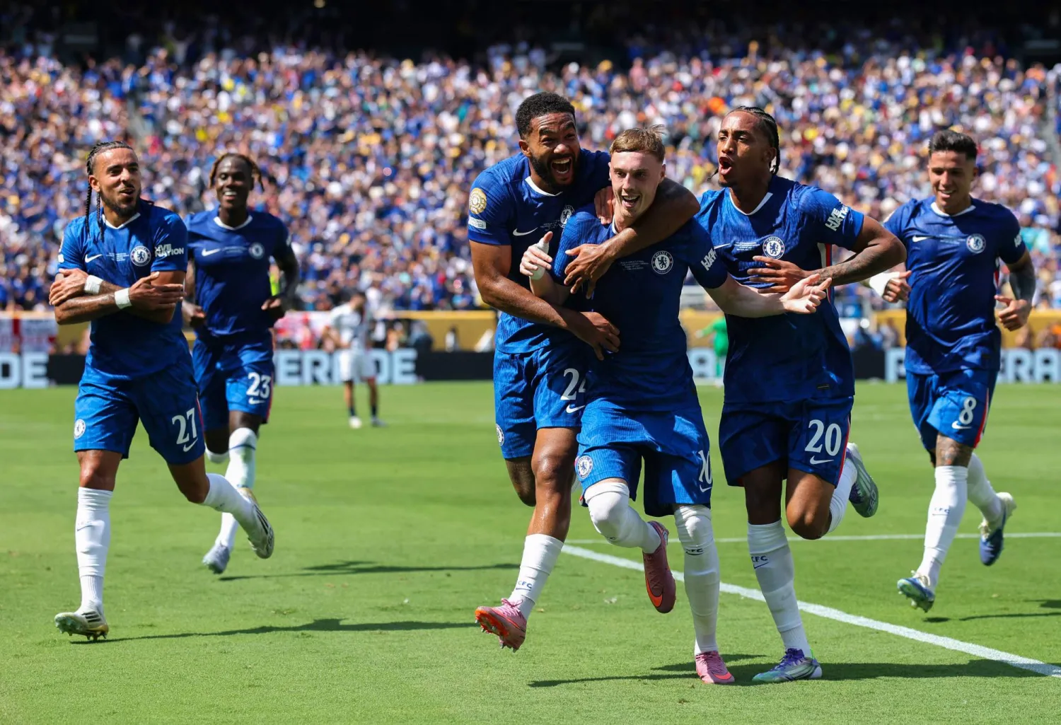 فرحة ريس جيمس بهدف كول بالمر (أ.ف.ب)