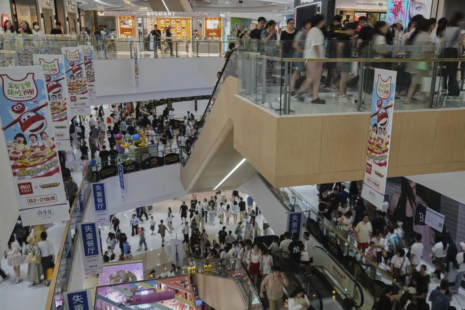 متسوقون في أحد المراكز التجارية الكبرى بالعاصمة الصينية بكين (أ.ب)