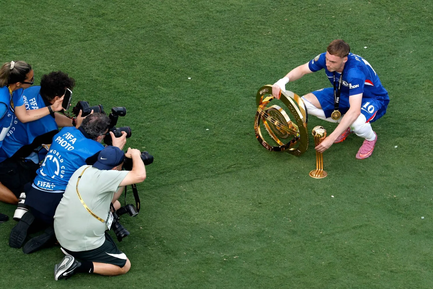 بالمر مع كأس العالم للأندية وجائزة أفضل لاعب في البطولة (أ.ف.ب)