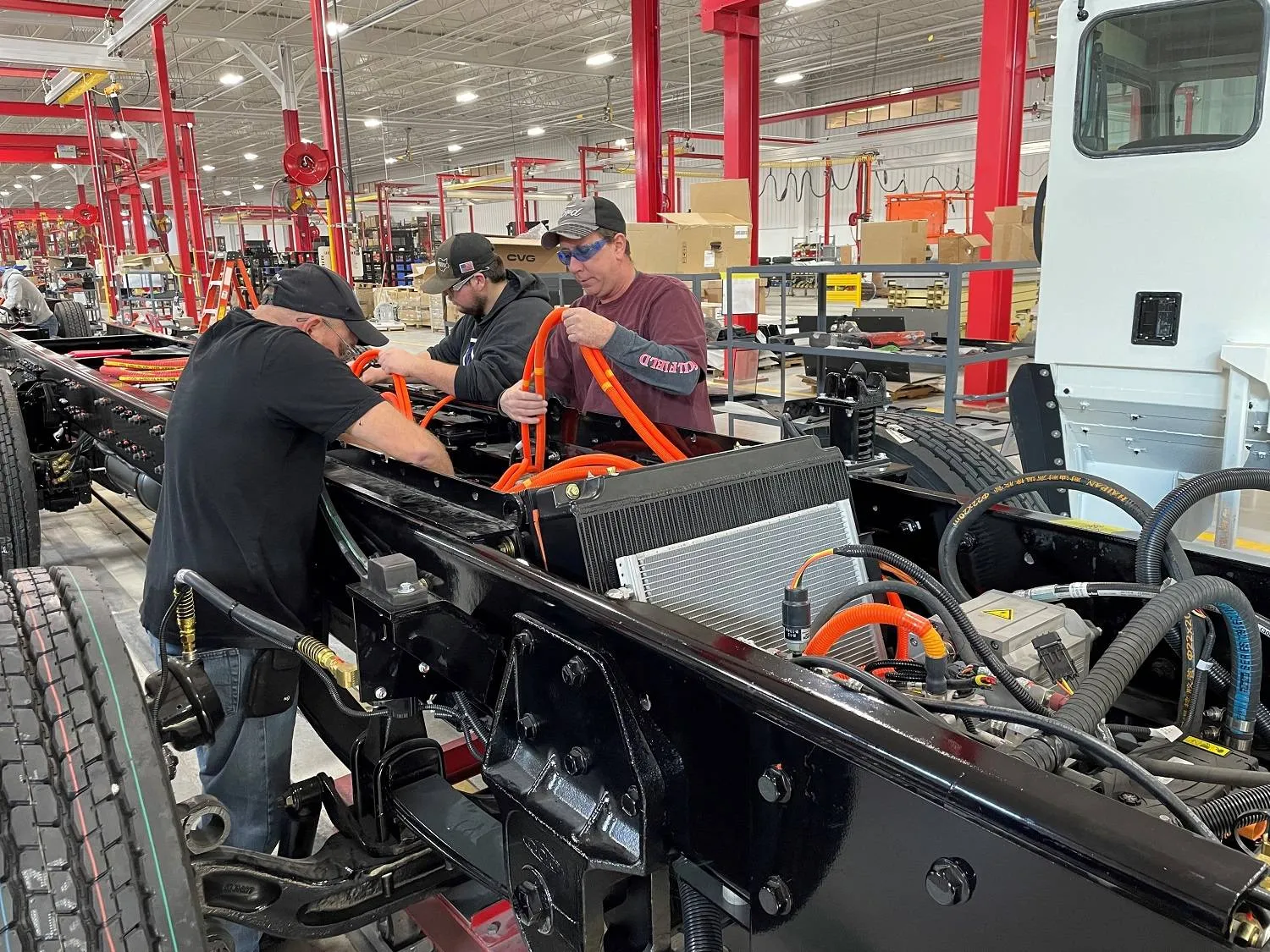 موظفون يركبون كابلات على شاحنة كهربائية في مصنع «باتل موتورز» بأوهايو (رويترز)