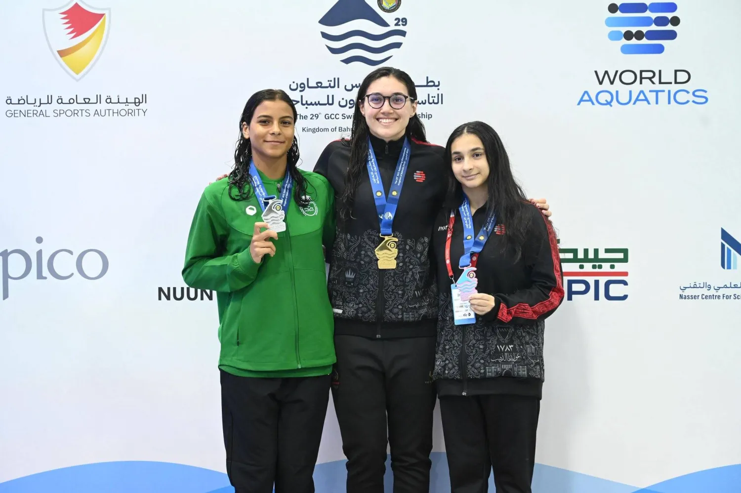 مشاعل العايد بعد تتويجها بالميدالية الفضية (الاتحاد السعودي للسباحة)
