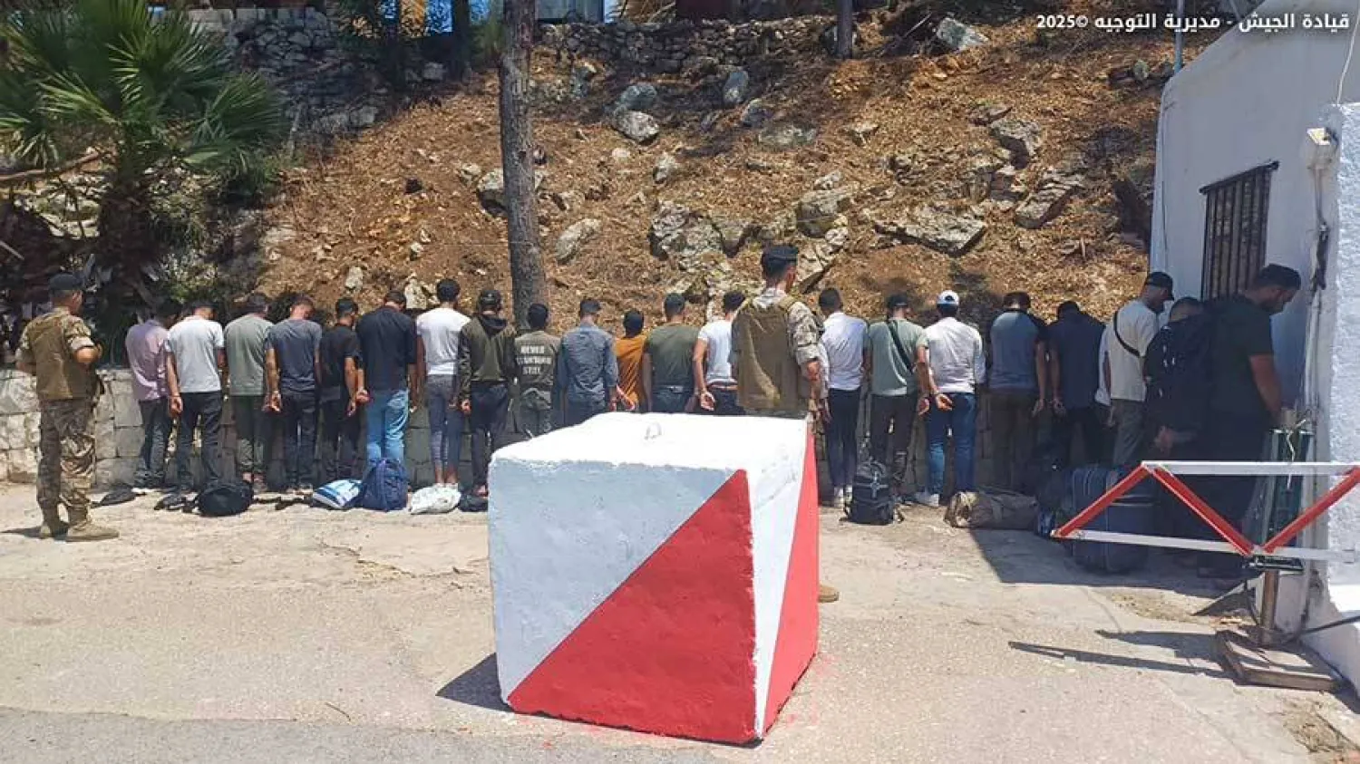 جنود لبنانيون يحرسون موقوفين في شمال لبنان يوم الجمعة (مديرية التوجيه)