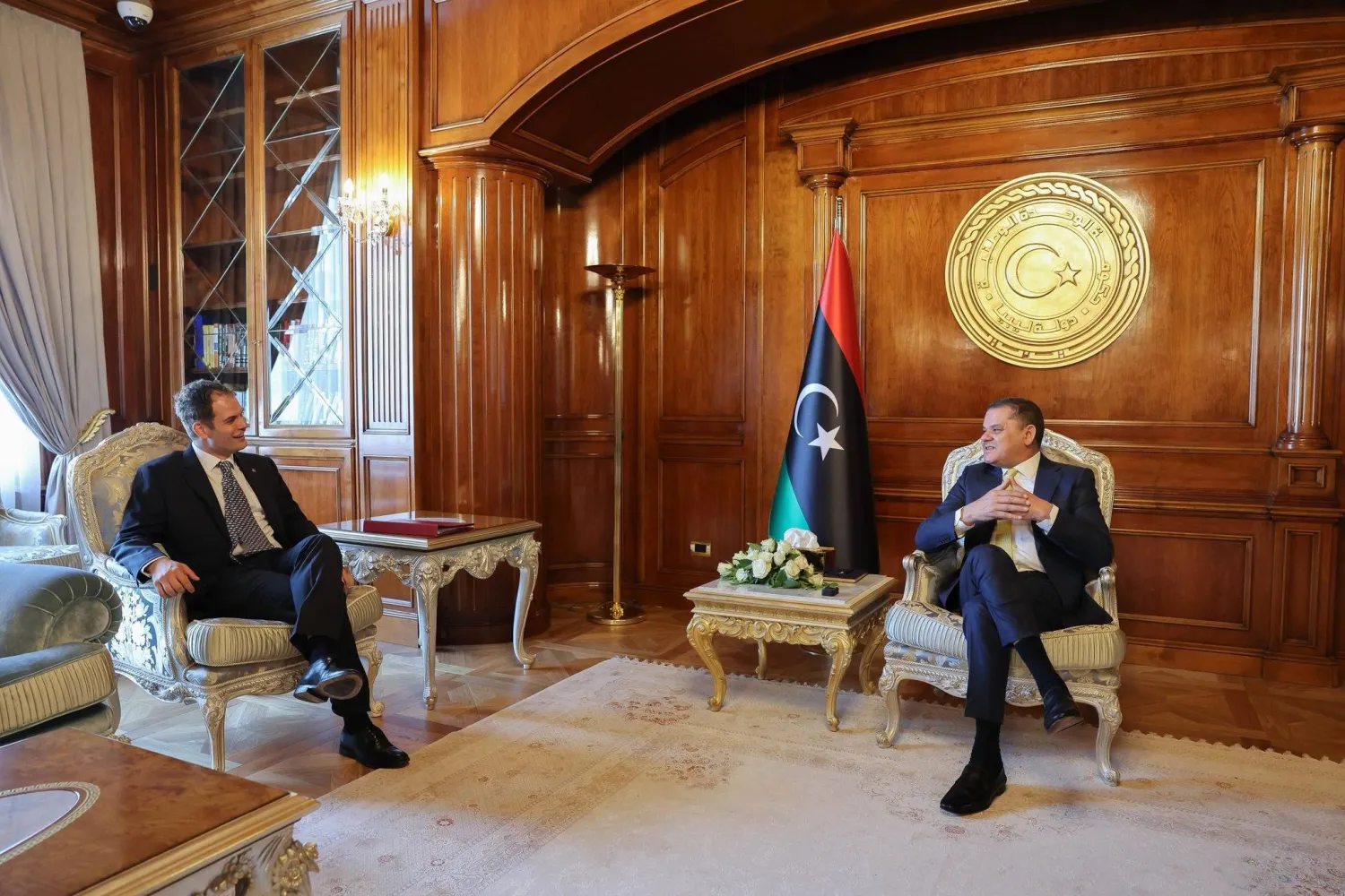 رئيس حكومة «الوحدة» عبد الحميد الدبيبة ووزير الدولة البريطاني هاميش فولكنر يوم الاثنين (حكومة الوحدة)