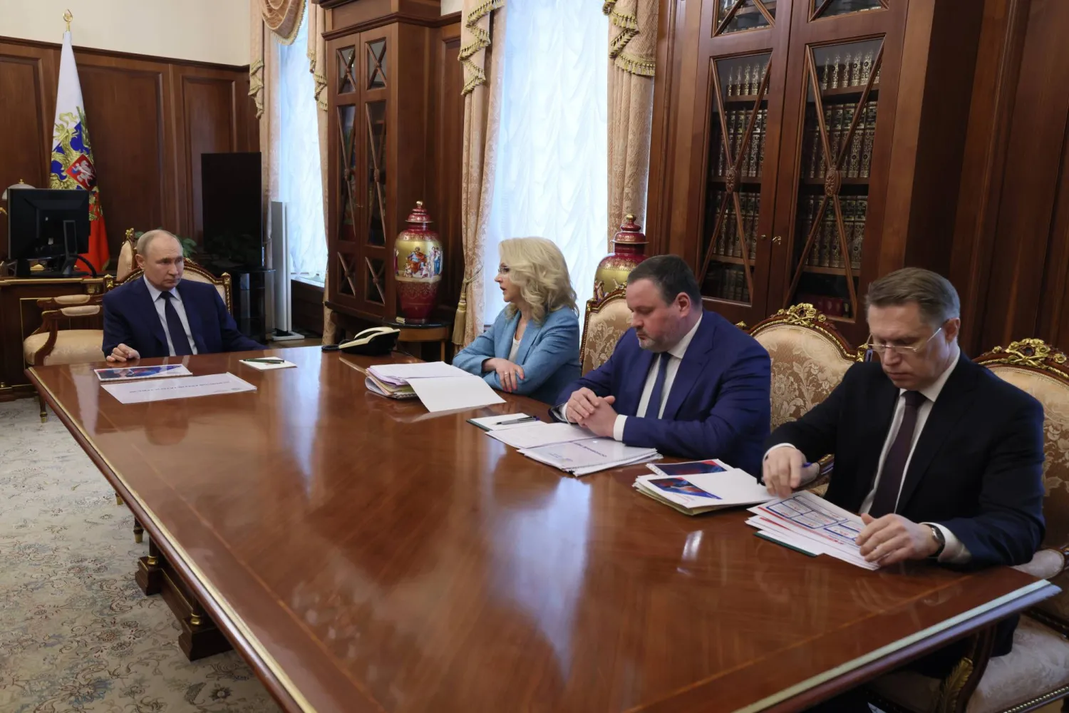 الرئيس الروسي فلاديمير بوتين يعقد اجتماعاً حكومياً في الكرملين الاثنين (إ.ب.أ)