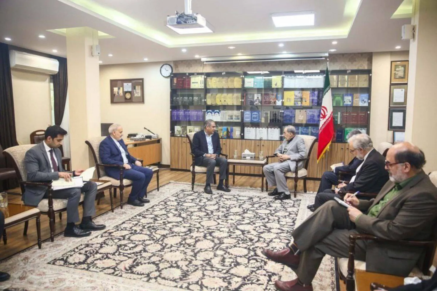 صورة نشرها التلفزيون الإيراني من لقاء ولايتي ووزير الداخلية الباكستاني محسن نقوي في طهران اليوم