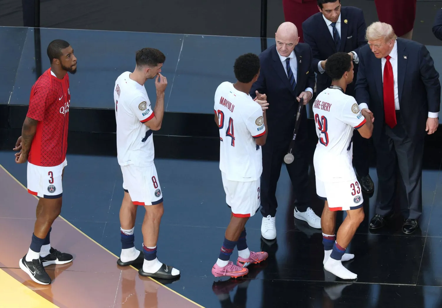 جياني إنفانتينو رئيس «فيفا» لدى تسليمه ميداليات المركز الثاني للاعبي باريس سان جيرمان (أ.ف.ب)