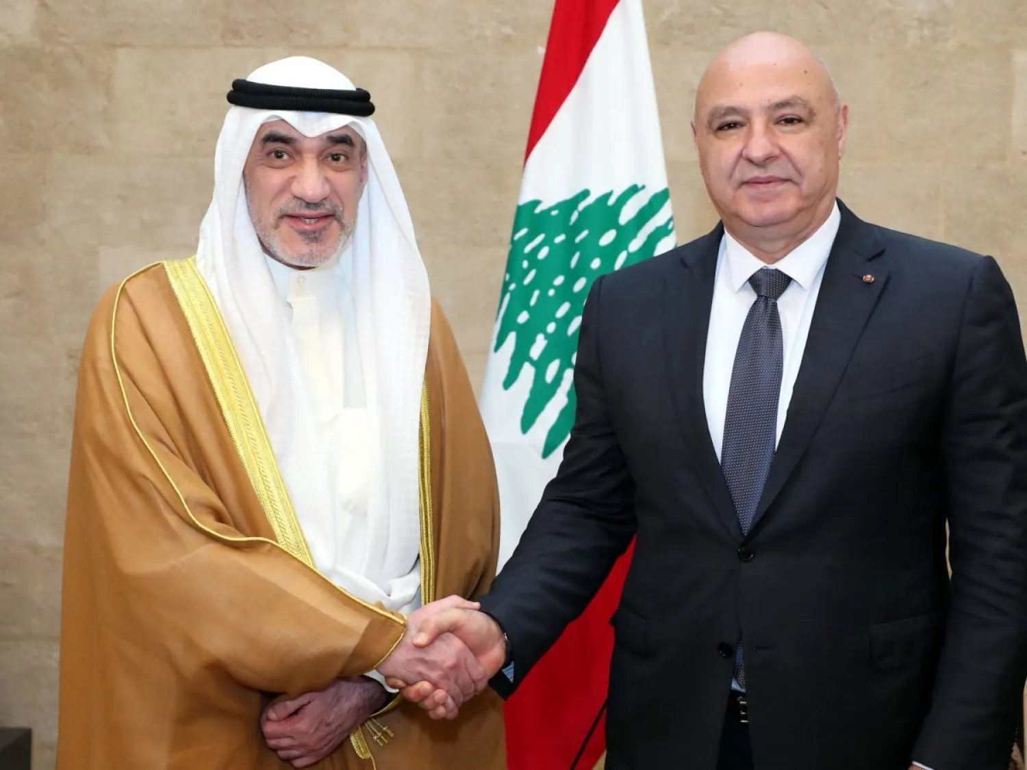 الرئيس اللبناني جوزيف عون مستقبلاً النائب الأول لرئيس مجلس الوزراء الكويتي الشيخ فهد يوسف سعود الصباح (الرئاسة اللبنانية)