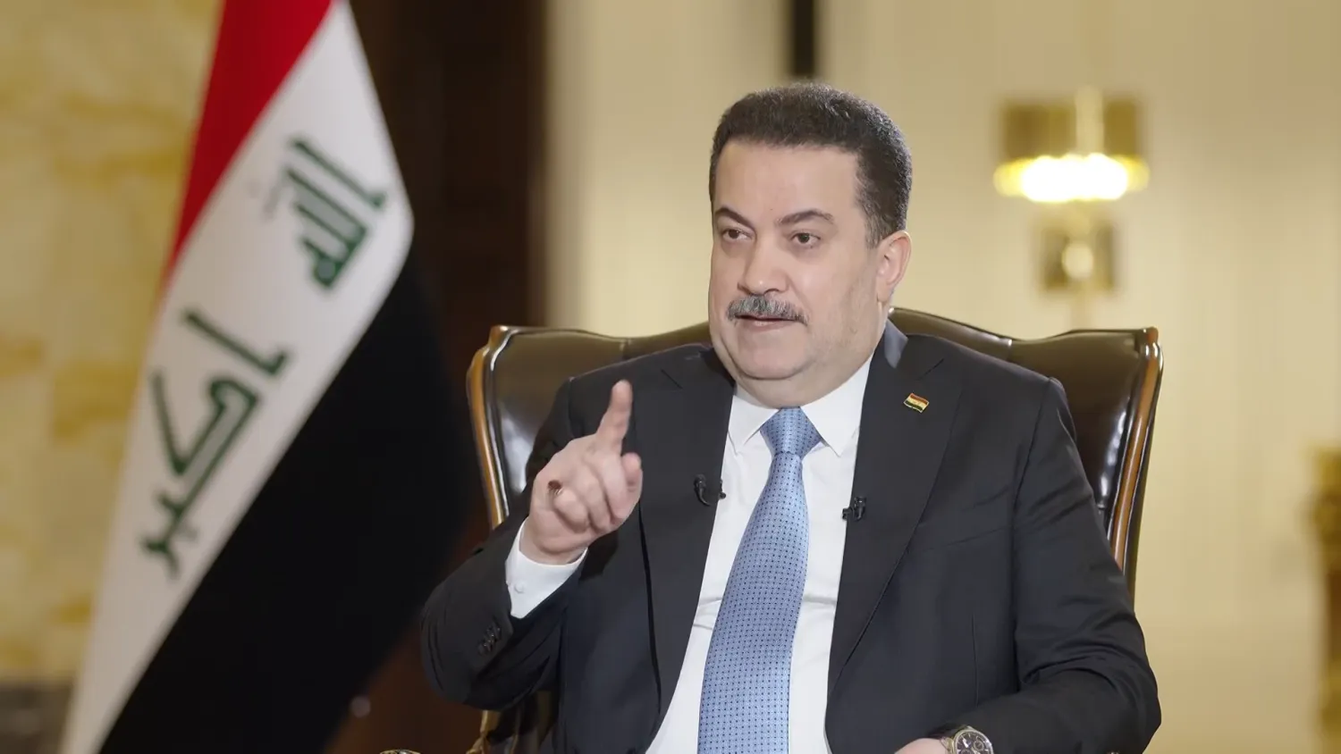 رئيس الوزراء العراقي خلال المقابلة (الشرق الأوسط)