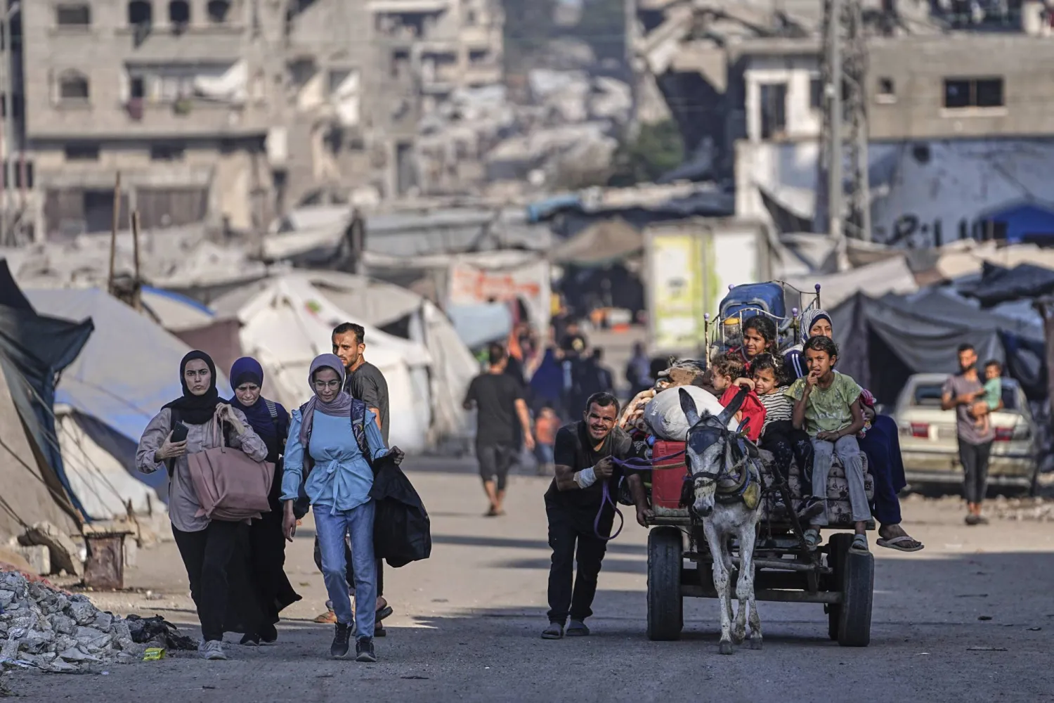 نازحون فلسطينيون يفرّون من جباليا بعد أن أصدر الجيش الإسرائيلي أوامر إخلاء بمدينة غزة يونيو الماضي (أ.ب)