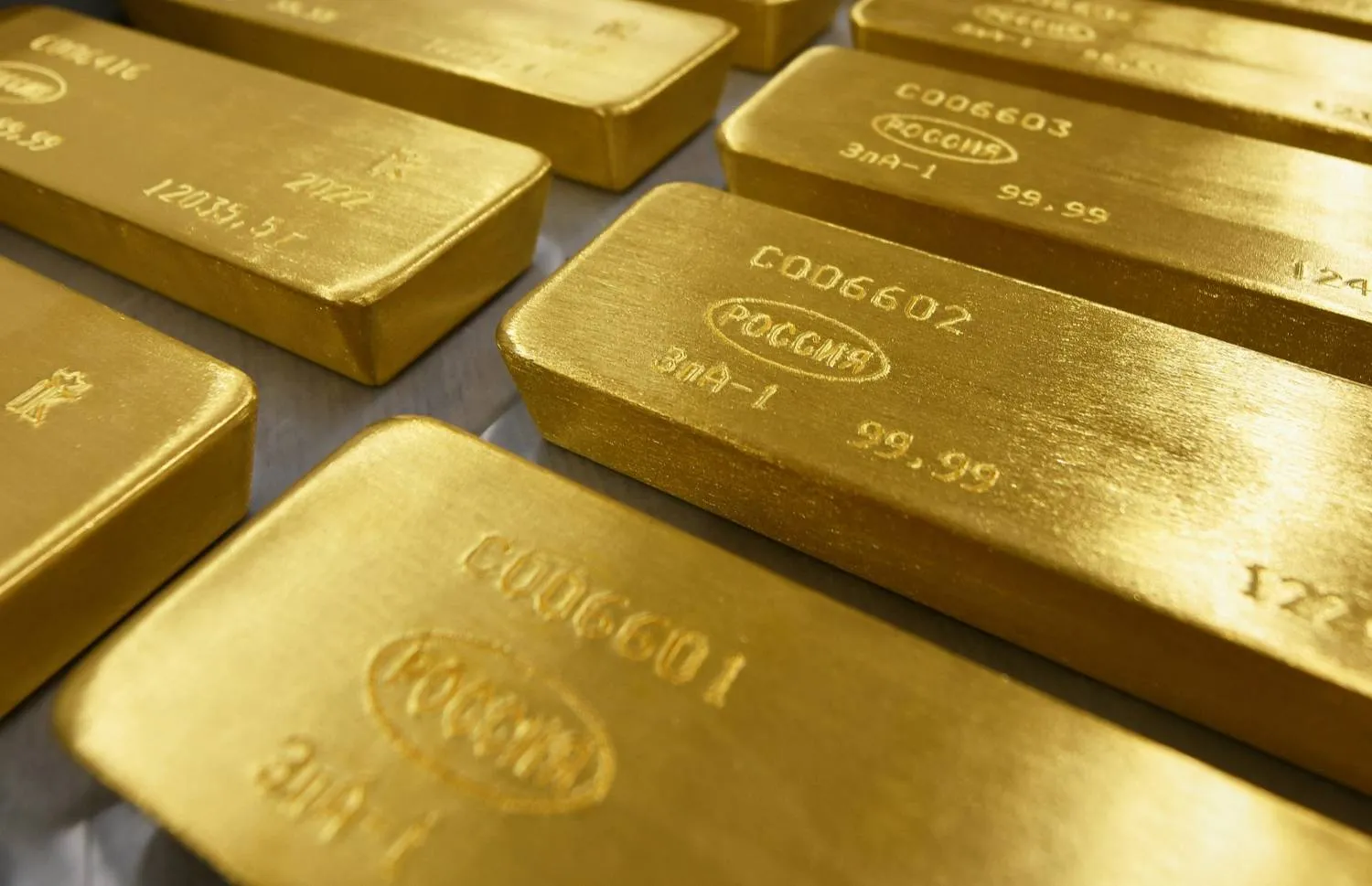 سبائك ذهبية داخل مصنع في كراسنويارسك روسيا (رويترز)