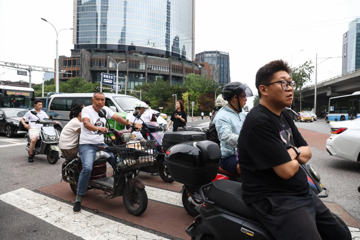 راكبو دراجات نارية في إشارة بالمنطقة المالية في العاصمة المالية بكين (إ ب أ)