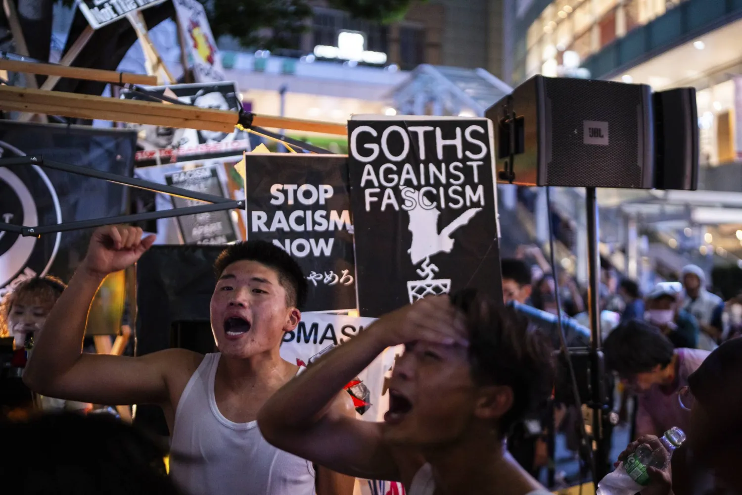 مظاهرات معارضة للائتلاف الحاكم في أحد شوارع العاصمة اليابانية طوكيو (أ.ب)